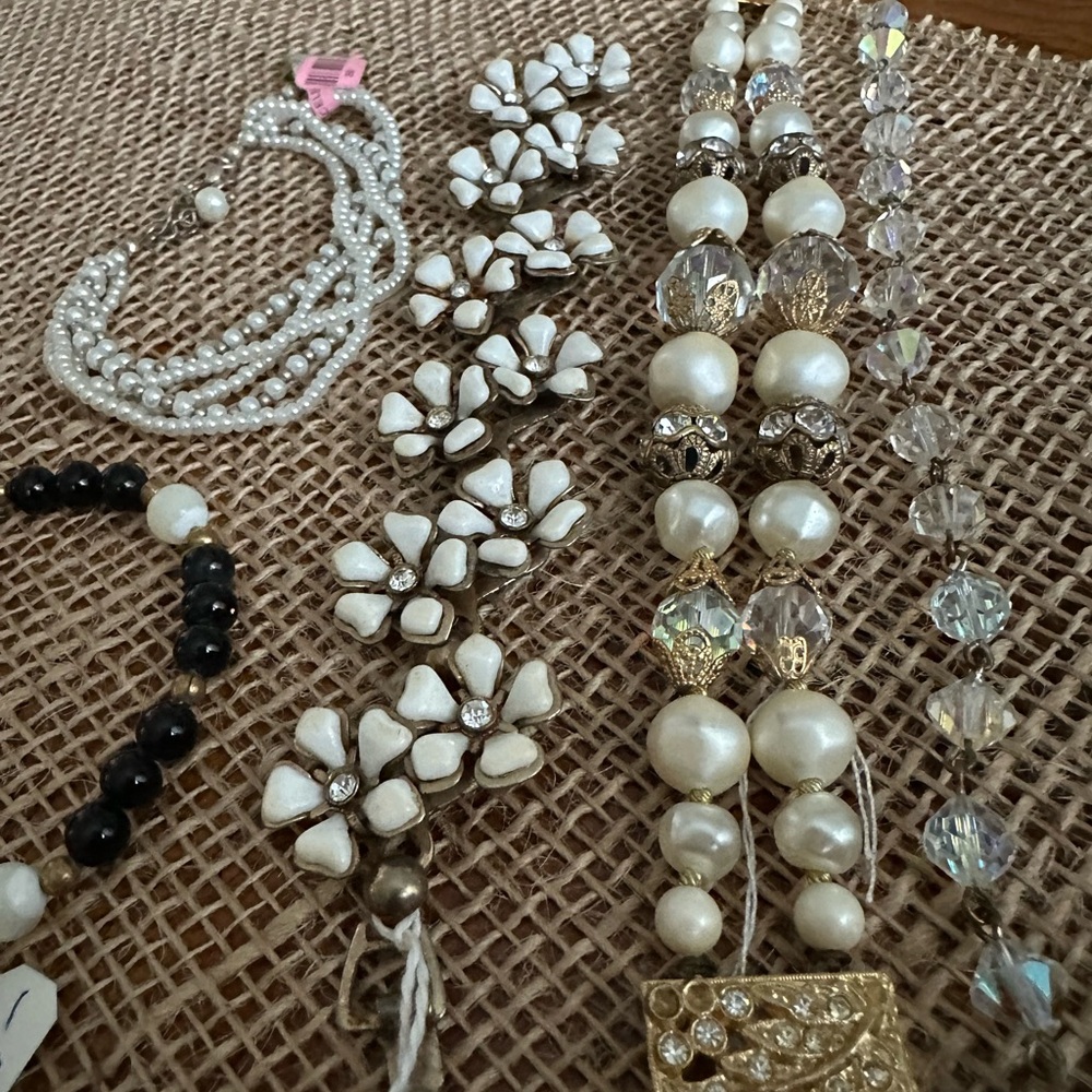 Elegant White Floral Jewelry Set
